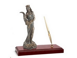 Настольный набор Богиня Фортуна с ручкой на деревянной подставке