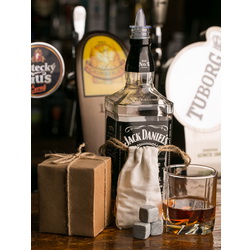 Подарочный набор для виски: 3 охлаждающих камня в мешочке и стакан для виски, в подарочной коробочке из гофрокартона. Камни хранят в морозильной камере, после чего они готовы к охлаждению напитков