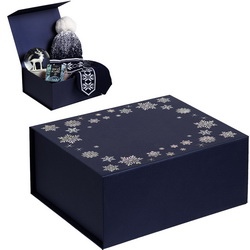 Коробка из переплетного картона, кашированного дизайнерской бумагой, на крышке новогодний дизайн выполнен тиснением голографической фольгой