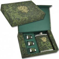 Подарочный набор "Милитари": металлическая фляга с гербом и 3 стопки с военной расцветкой, в подарочной упаковке с гербом