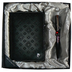 Подарочный набор Pierre Cardin: обложка для паспорта, ручка шариковая, искусственная кожа, латунь, акрил, хром