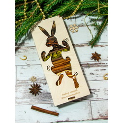 Набор специй для глинтвейна "Символ года - Кролик" в деревянной подарочной коробке: кольца апельсина, палочки корицы, бадьян (звездочки), кардамон зеленый (целый), гвоздика (целая), имбирь, 110 гр.; рецепт рождественского глинтвейна на обор
