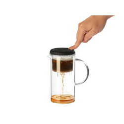 Заварочный чайник, 600 мл, боросиликатное стекло, пластик с покрытием софт-тач, в индивидуальной крафт-коробке. В крышке чайника есть кнопка, при нажатии на которую, заваренный чай переливается в большую колбу.