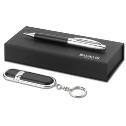 Роллер и флэш-карта-брелок USB на 2Gb в подарочной коробке, металл, кожзам, в подарочной коробке, цвет черный