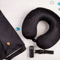 Подарочный набор в рюкзаке: багажные весы, максимальный вес 40кг, дорожная подушка с опцией memory foam и съемным чехлом из микрофибры, рюкзак, полиэстр