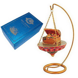 Новогоднее подвесное украшение "Сундук с сокровищами" на подставке, в подарочной коробке, полистоун