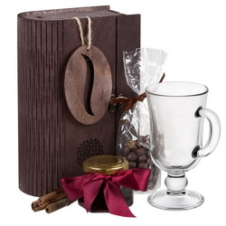 Подарочный набор "Кофейный аромат" в оригинальной шкатулке: варенье из ежевики с ароматом кофе, стеклянный бокал, 200мл, зерна кофе в горьком шоколаде, вязанка корицы, подвеска для персонализации