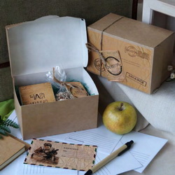 Набор "Посылка воину" в подарочной коробке в виде почтовой посылки: чай черный, 20 г, арахис в меде с кунжутом, 60 г, открытка