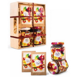 Набор "Золотой улей ", в подарочной коробке, черный элитный чай медовый, 30 г, мед с фундуком, 30 г, драже с цветочной пыльцой в шоколадной глазури, 160г, орех кедровый, 80 г,