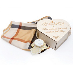 Подарочный набор "С любовью" в деревянной коробке в форме сердца: мед на выбор заказчика (цветочный, липовый, гречишный), 90мл, шейный платок, шелк