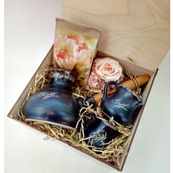 Подарочный набор "Бодрость" в деревянной коробке: турка, молочник, чашка, молотый кофе, 100г и крем-мед с шоколадом 90мл