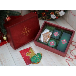 Набор "Новогодний сюрприз": имбирные пряники 2шт., арахисовая паста, 130г, шоколадные капли, 50г, какао, 100г, открытка в подарочной коробке из массива дерева