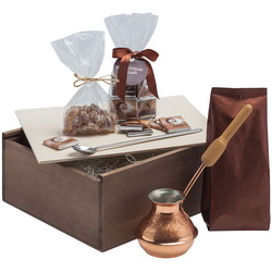 Подарочный набор "Кофейный" в деревянной коробке: турка медная, кофе в зернах, 150г, леденцовый сахар, 70г, ложка, набор шоколада в маленьких плитках, 25шт.