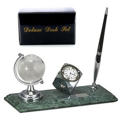 Настольный набор "Круиз": глобус стеклянный, часы и ручка на мраморной подставке в комплекте с шильдом.