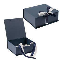 Коробка для подарков с крышкой на лентах из переплетного картона, кашированного дизайнерской бумагой