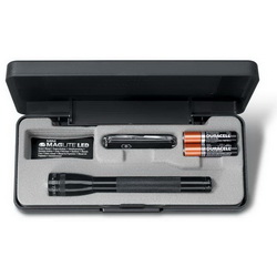 Набор: нож-брелок Victorinox и светодиодный фонарь Maglite, место под запасные батарейки, в комплекте 2 батарейки, в подарочной коробке, сталь, пластик.