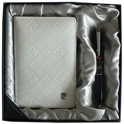 Подарочный набор Pierre Cardin: обложка для паспорта, искусственная кожа и ручка шариковая, латунь, лак, акрил, хром
