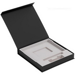 Подарочная коробка на магнитном клапане для ежедневника 16,5х21 см, зарядного устройства 9,3х2,4х2,4 см и ручки длиной 15 см, картон, кашированного дизайнерской софт-тач бумагой и с флокированным ложементом