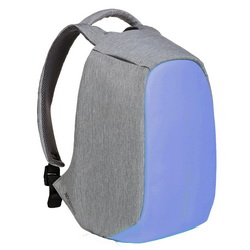 Компактный рюкзак с защитой от карманников, которую обеспечивают скрытые молнии. Встроенный USB-порт для зарядки гаджетов в дороге. Интегрированный непромокаемый чехол, водоотталкивающее покрытие и светоотражающие элементы