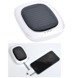 Универсальное зарядное устройство с солнечной батареей на 3000 mAh. В комплекте чехол из искусственной кожи, ланъярд, кабель с разъемами для зарядки iPhone 4/4S, 5/5S/5C,6, Micro USB. Пластик