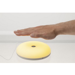 Беспроводная лампа, 3 режима освещения с датчиком движения, им легко управлять не только с помощью кнопки включения, но и жестами. Одним взмахом ладони можно выбрать цветовую температуру или настроить яркость. Можно использовать как ночник,