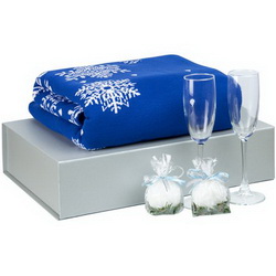 Набор Новогодний вечер: плед, акрил, 115х170 см, 2 бокала для шампанского по 175 мл, стекло, 2 свечи в виде снежка, парафин, 6,5х6,5х6,5 см, декоративный бумажный наполнитель, в подарочной коробке, в подарочной коробке из переплетного карто