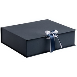Подарочная коробка из картона, кашированного дизайнерской бумагой, завязывается на лентах