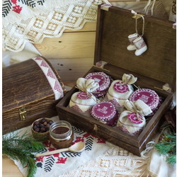 Набор "Зимние мотивы" в подарочной коробке из массива кедра: мед цветочный, 150 г, калина томленая, 215 г, ревень томленый, 200 г, кисель ягодный в стиках (ассорти), 5 шт, шиповник, 100 г, семя льна, 100 г, сувенирные валенки