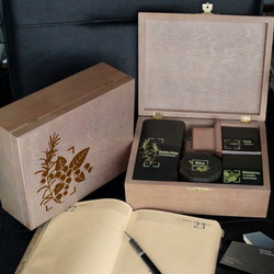 Набор "Сила духа" в подарочной коробке: бальзам «Витаминный», 200 мл, мед «Цветочный», 150 г, чай черный, 30 г, миндаль в темном шоколаде, 50 г, визитница из массива дерева
