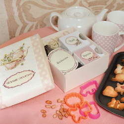 Набор "Доброе утро " в подарочной коробке: бальзам «Витаминный», 250 мл, чай травяной, 25 г, арахис, 50 г, формочки для печенья, 6 шт., рецепт печенья