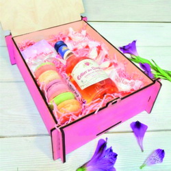 Подарочный набор "Розовый сад" в деревянной шкатулке: вино розовое, 0,25 л, конфеты "Рафаэлло", 5 шт, пирожное "Макарони", 5 шт, поздравительная открытка