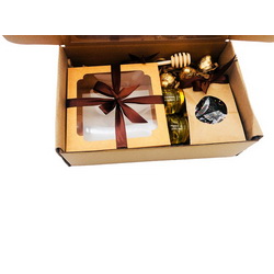 Набор "Медовый вкус" в подарочной коробке: пахлава медовая с орехами 400гр, 2 баночки меда 25мл, шоколадные конфеты пралине россыпью , черный фруктовый чай 50гр, ложка для меда.