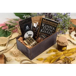 Подарочный набор "Лесной гость" в деревянной коробке-пенале: "Книга Пяти Колец" Миямото Мусаси, тушеное мясо кабана, вяленое мясо гуся или медведя, мёд "Акациевый" с миндалем 250 г